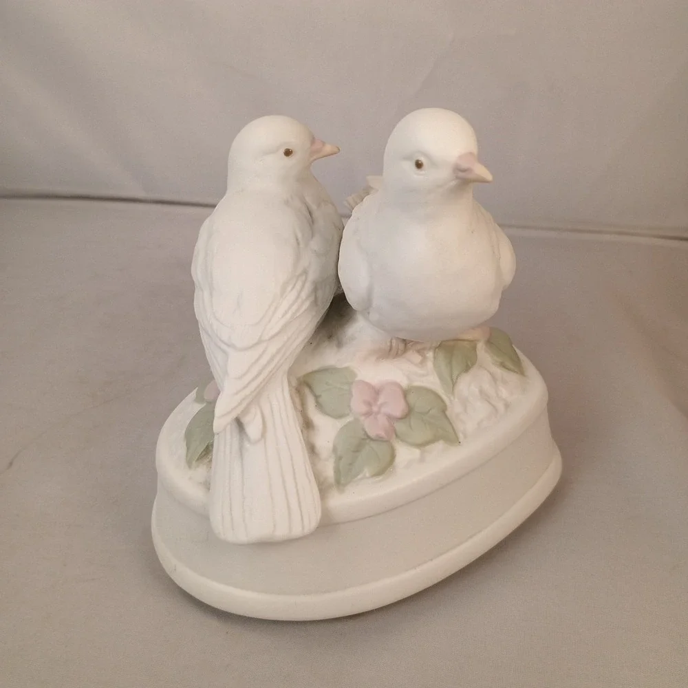 Crowning Touch Music Box and Turns Turtle Doves Heart Birds Porcelain Japan
